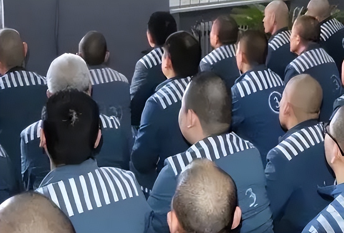 被判无期徒刑，至少需要服刑多少年？