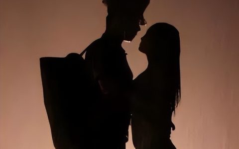 与现役军人丈夫同居生子，法院：一个破坏军婚罪，一个重婚罪