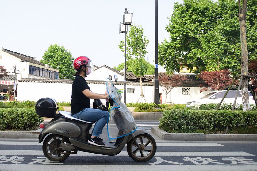 电动车除了限速、上牌，还要戴头盔、装脚蹬，灵魂一问：有必要吗