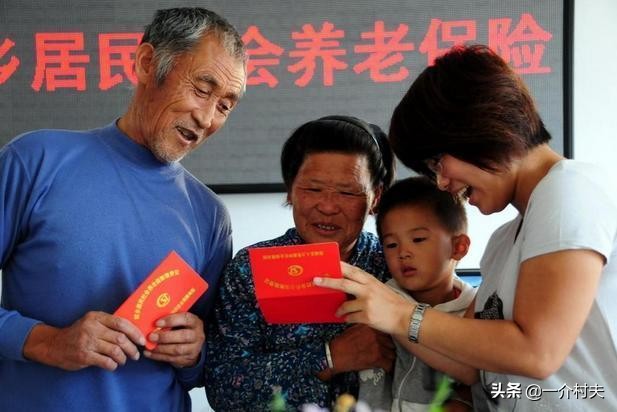 2022新农保开始缴费,6000元标准遭冷遇,200元档受欢迎,为啥?