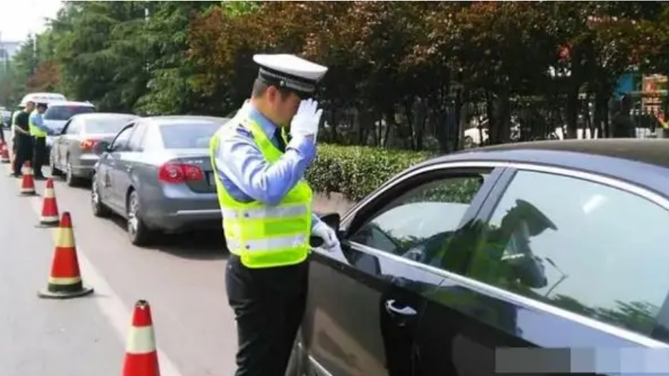 交警提醒：这4类违章不再扣分，但仍要罚款，望互相告知