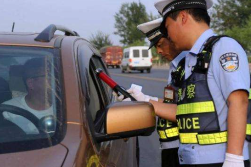 交警提醒：2022年起，酒后出现这几种行为，就算不开车也会扣12分