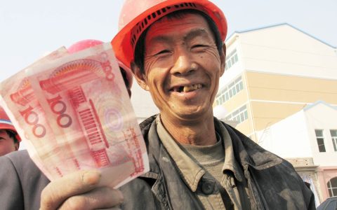 拖欠工资被判刑！欠农民工多少薪水算是犯罪呢？