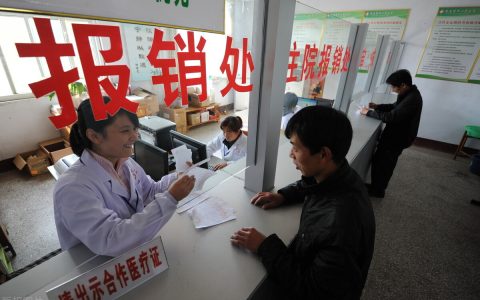企业给员工报销探亲假路费，是否需要代扣代缴个人所得税？