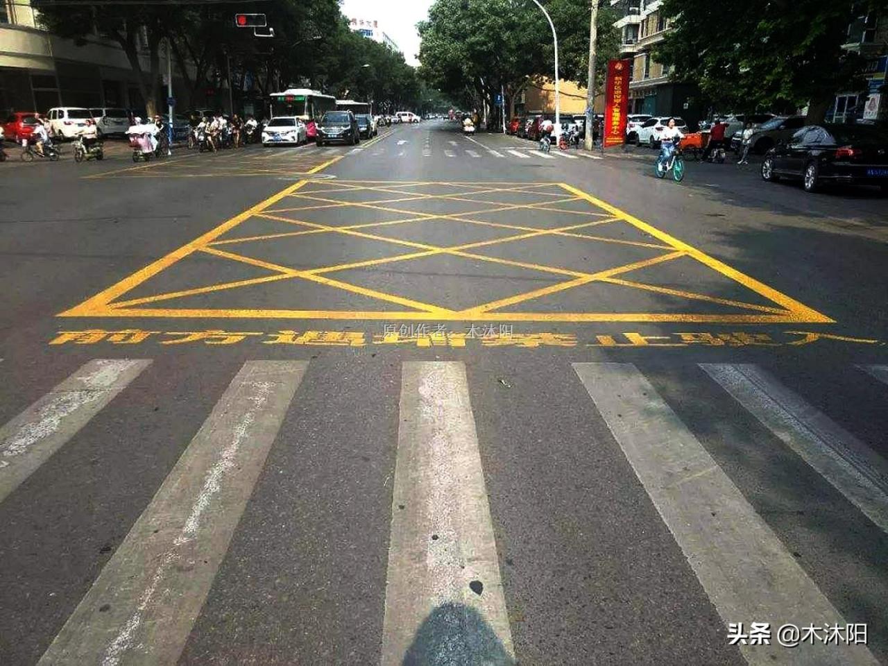 都知道闯红灯扣6分，那你们知道闯绿灯也扣分吗？很多人不知道