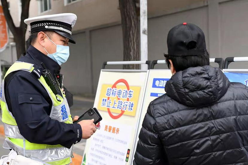电动车除了限速、上牌，还要戴头盔、装脚蹬，灵魂一问：有必要吗