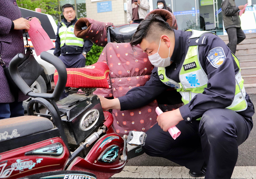 电动车除了限速、上牌，还要戴头盔、装脚蹬，灵魂一问：有必要吗