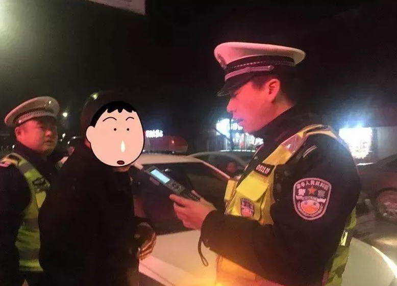 喝多少酒才算酒驾？一小杯白酒算吗？交警说出实情