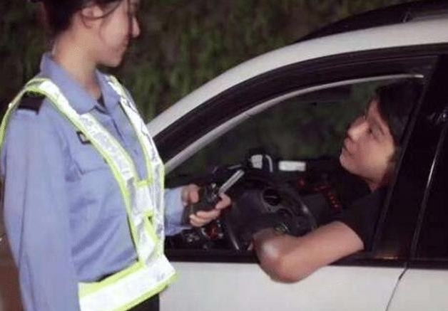 喝多少酒才算酒驾？一小杯白酒算吗？交警说出实情