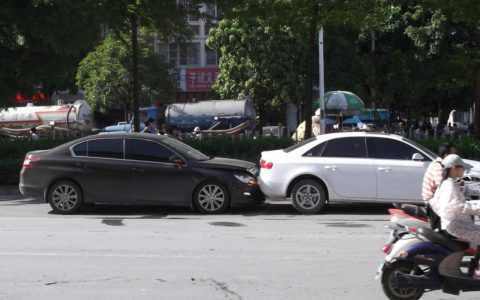 ​有3种“特殊追尾”，是属于前车责任的，老司机：记好不吃亏