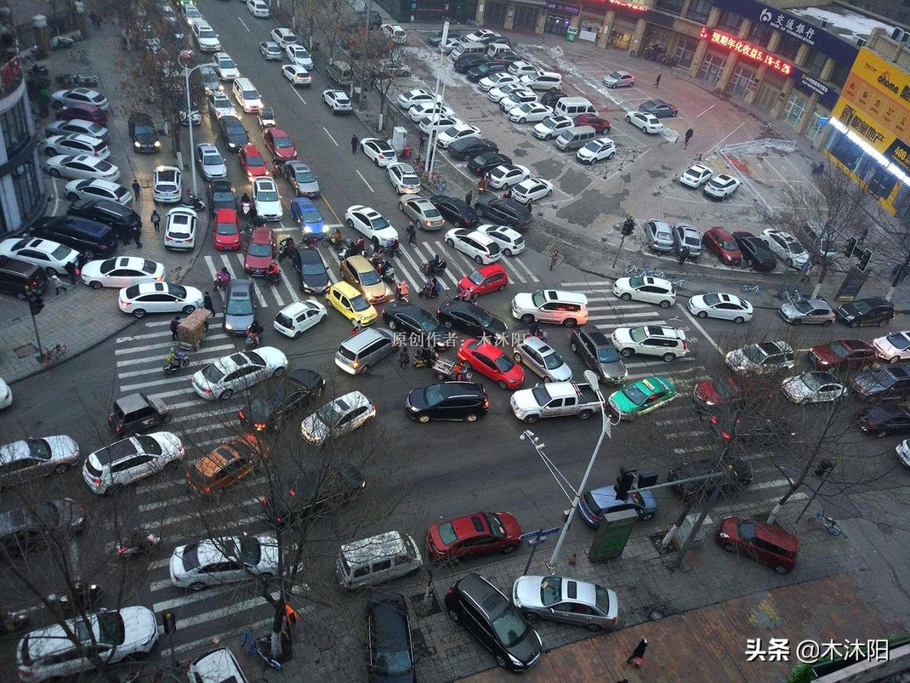 都知道闯红灯扣6分，那你们知道闯绿灯也扣分吗？很多人不知道