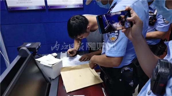 你“狂”噻!这辆摩托多次闯进内江高速公路挑衅警方,结局令人舒适