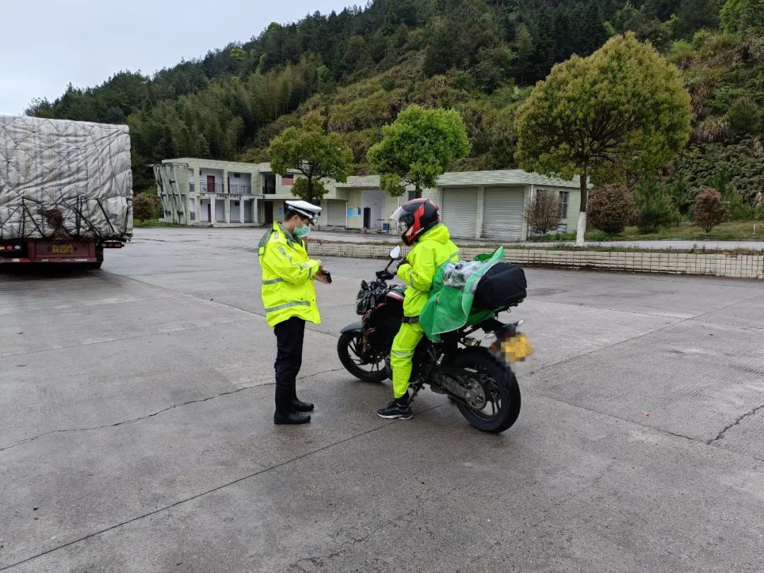 摩托车违反禁令标志上高速,危险