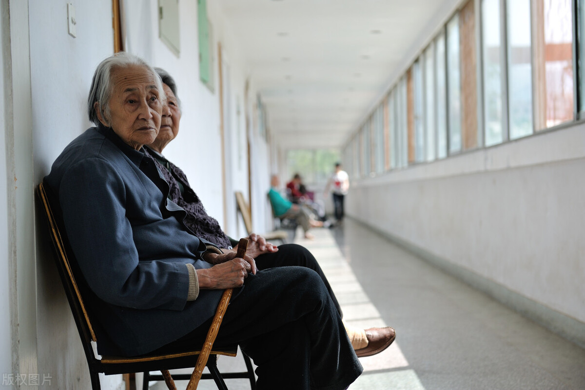 2022年，60岁老人别犹豫，一次性补缴4.5万元，养老金至少417元