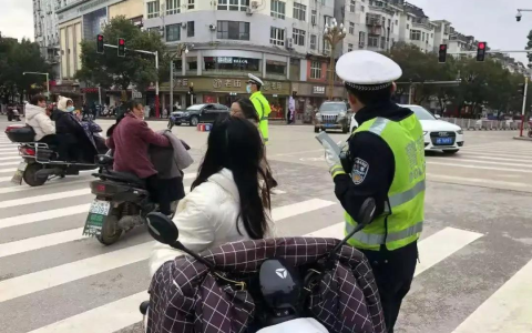 行人闯红灯罚款吗及行人闯红灯处罚规定