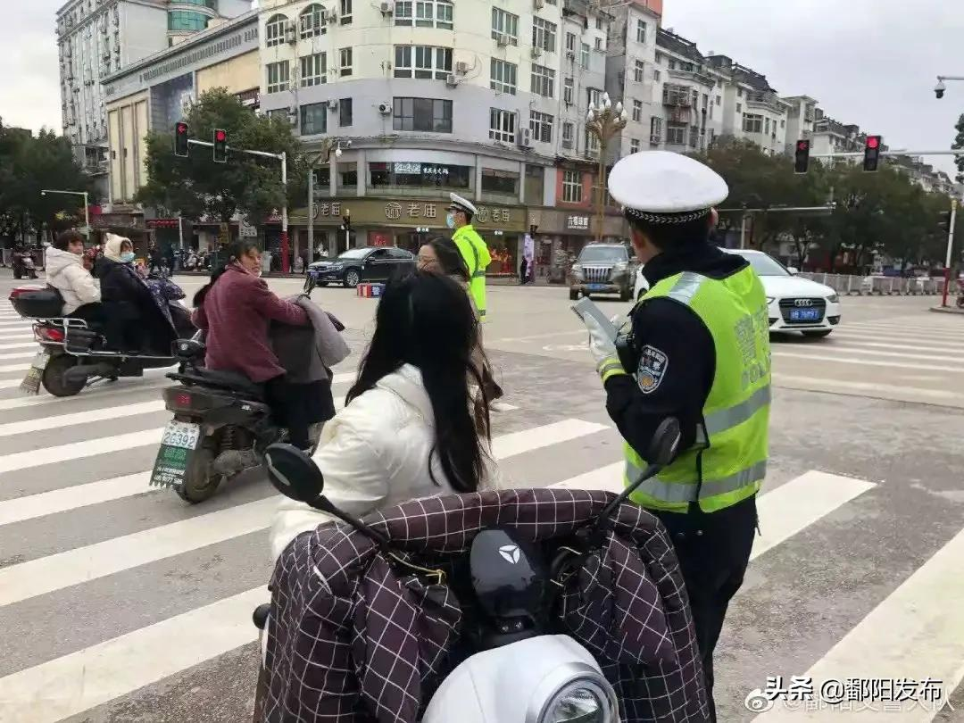 动真格！行人闯红灯罚款20元！还有非机动车……
