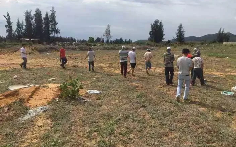 政府在征收土地时，对被征收人的最低补偿标准是怎样？