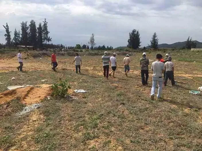 政府在征收土地时，对被征收人的最低补偿标准是怎样？