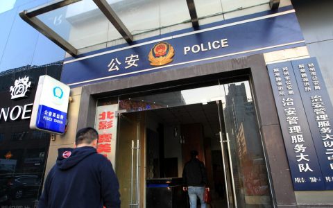 持械故意伤害他人，致一人死亡，会受到怎样的处罚？