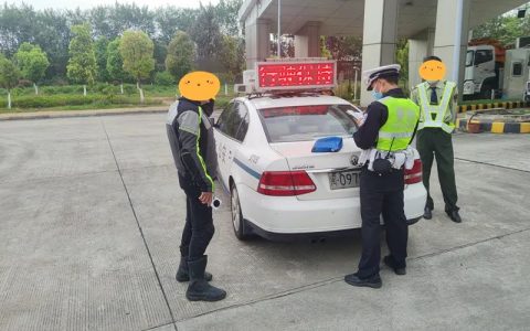 摩托车违反禁令标志上高速，危险