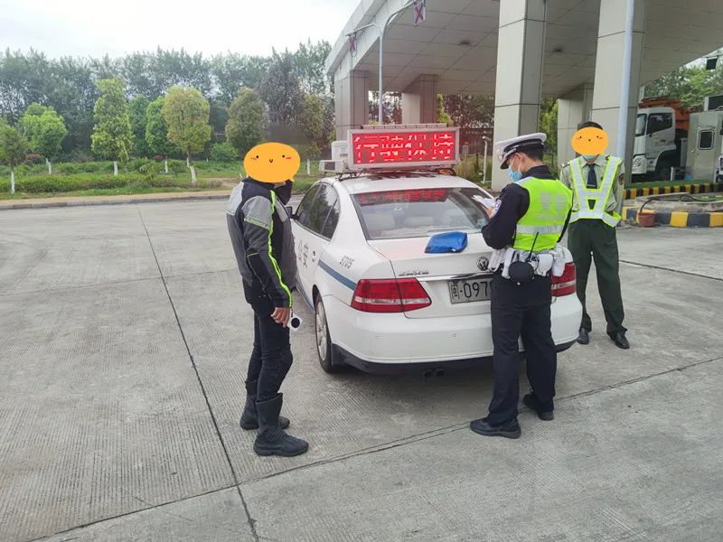 摩托车违反禁令标志上高速,危险