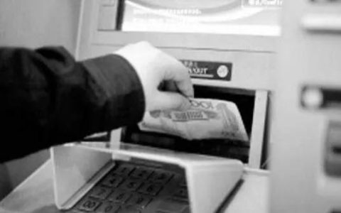 捡拾别人银行卡提取现金的行为构成盗窃罪