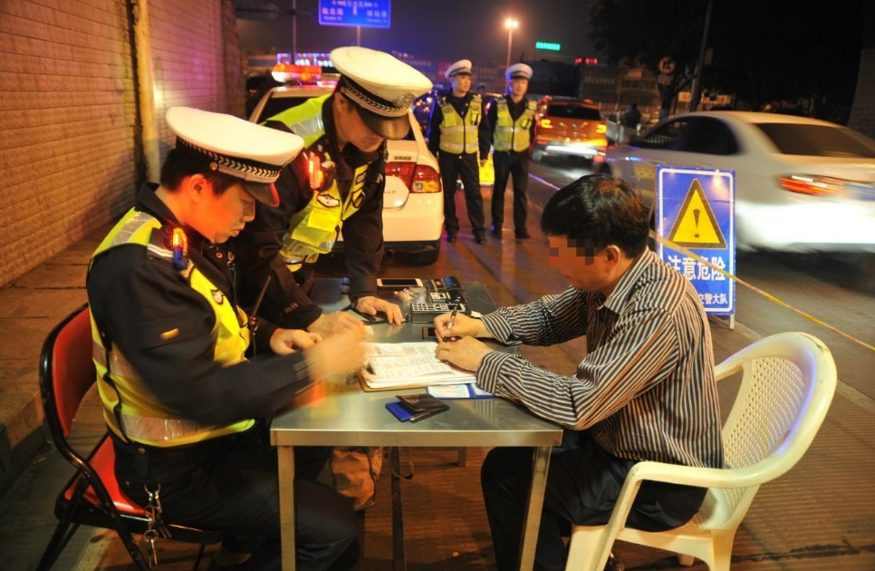 喝多少酒才算酒驾？一小杯白酒算吗？交警说出实情