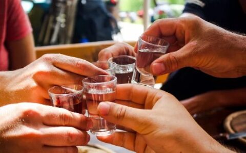 ​男子应邀参加聚会喝醉致死！家属向同桌6人索赔90余万元！法院判了