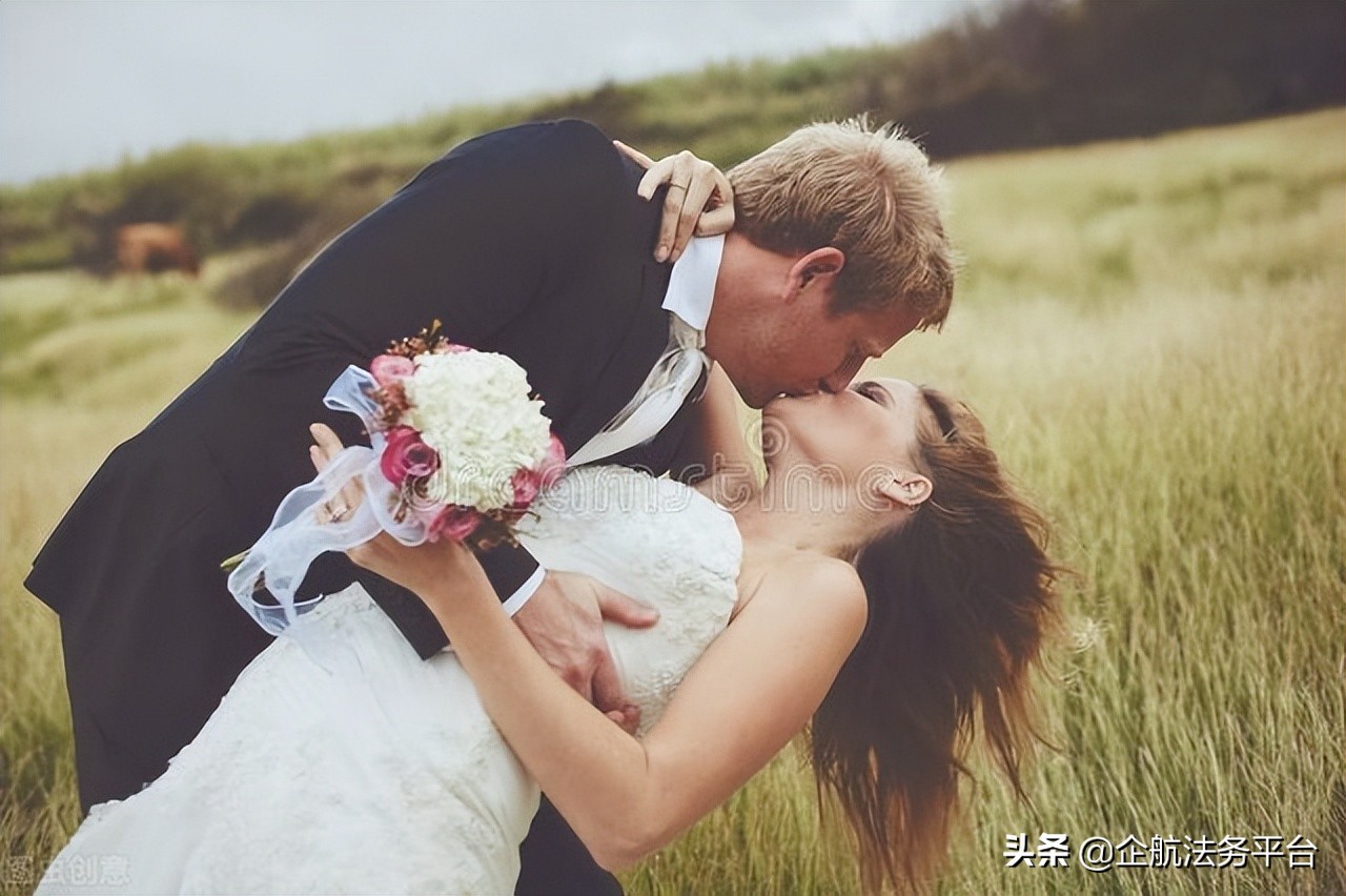 200年夫妻结婚后房子写一个人的，属于共同财产吗？
