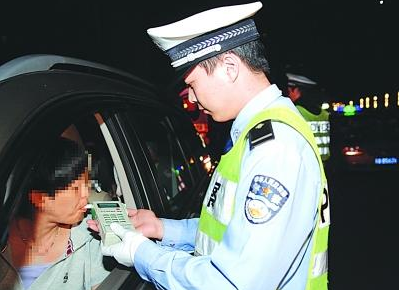 喝多少酒才算酒驾？一小杯白酒算吗？交警说出实情