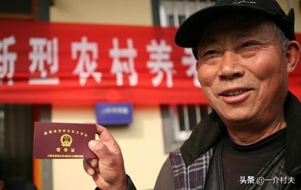 2022新农保开始缴费,6000元标准遭冷遇,200元档受欢迎,为啥?