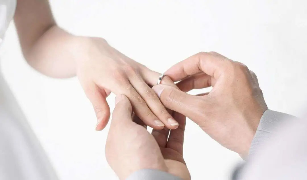 婚前房加名离婚时能对半分吗？法律这么规定