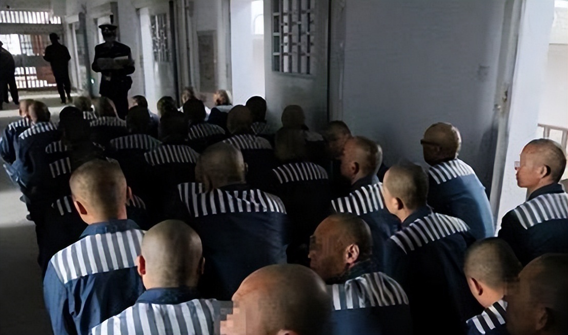 被判无期徒刑，至少需要服刑多少年？