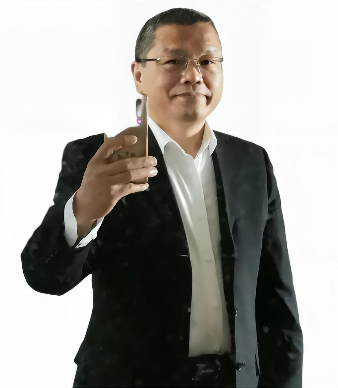 假冒军官骗钱获刑十年