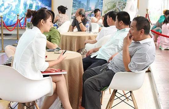 购房时，为什么不要在房产证上写两个人的名字？