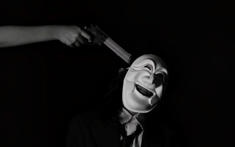 看见有人落水却不施救，是否构成犯罪？