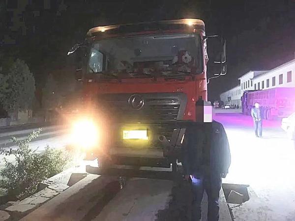 夜查超载,别让货车变“祸车”