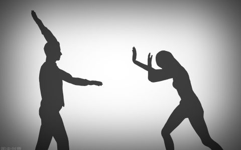 面对性侵，女子主动递上安全套：男子的行为能认定强奸罪吗？