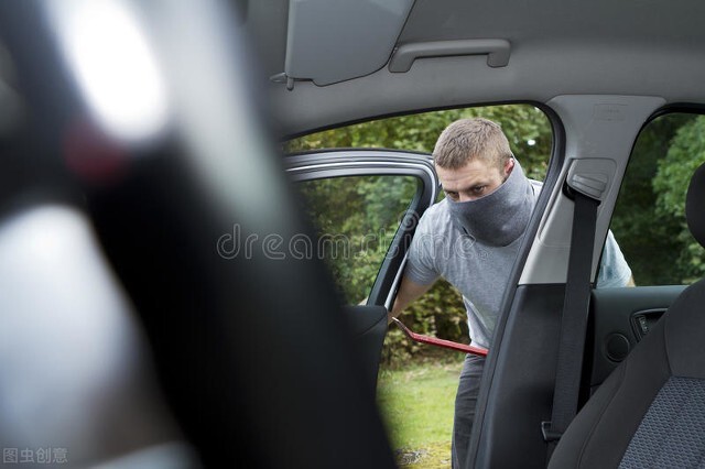 盗窃他人车辆内的财物，会受到怎样的处罚？