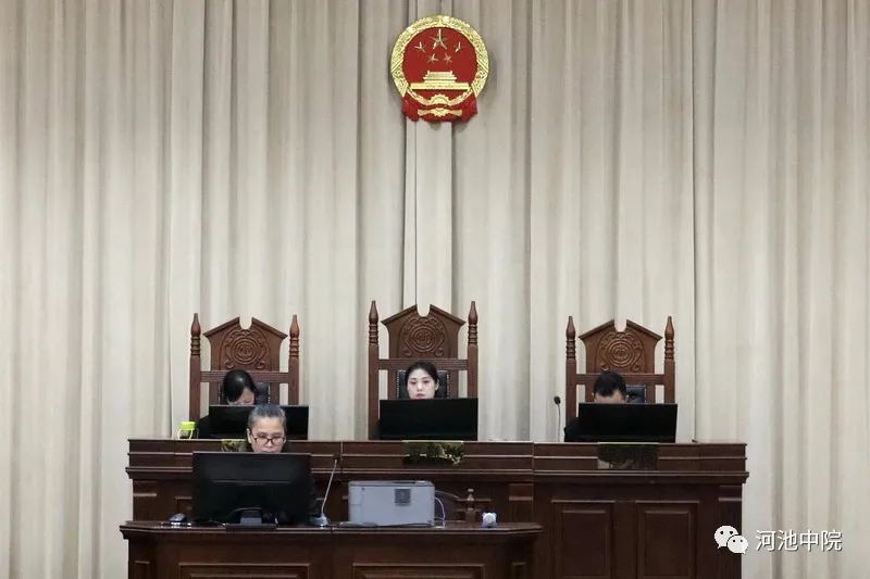 疯狂！挪用百万公款，全部用于打赏男主播