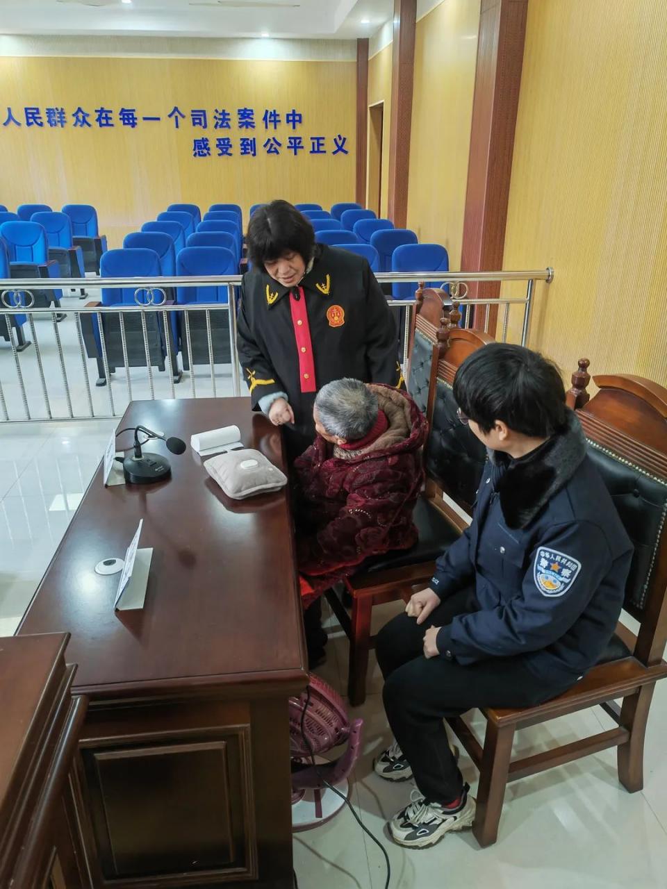 瘫痪老人被儿子“丢”在法庭……