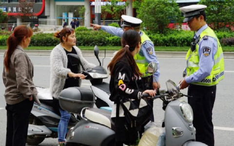 电动车除了限速、上牌，还要戴头盔、装脚蹬，灵魂一问：有必要吗