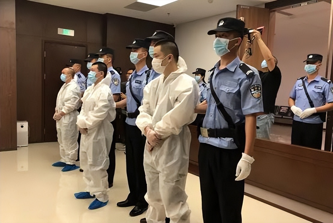 被判无期徒刑，至少需要服刑多少年？