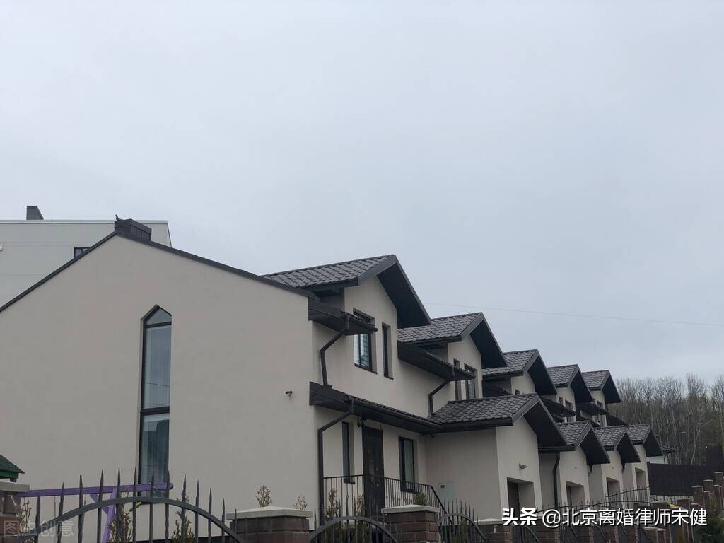 离婚后就房产发生纠纷的应该由哪个法院管辖？