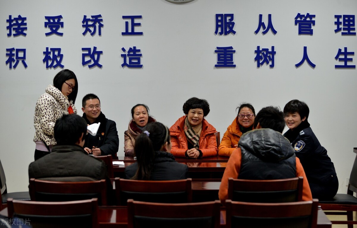 有期徒刑一年实刑和有期徒刑三年缓刑三年，哪个更重？
