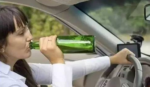 喝多少酒才算酒驾？一小杯白酒算吗？交警说出实情