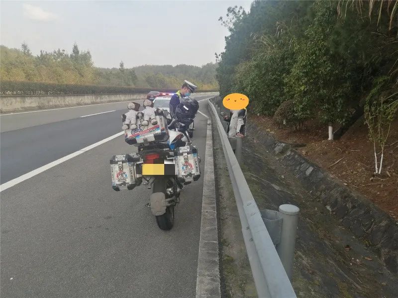 摩托车违反禁令标志上高速,危险