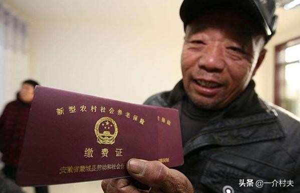 2022新农保开始缴费,6000元标准遭冷遇,200元档受欢迎,为啥?