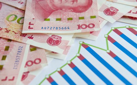 新疆退休人员去世，丧葬费和抚恤金按什么标准发放？