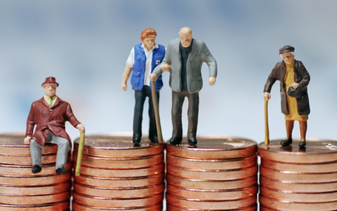 2022年养老金上调5%，退休金2500元工龄为30年，能够涨多少钱？